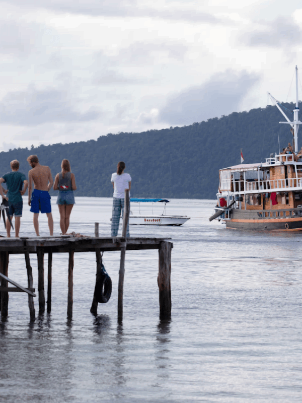 Ratu Laut liveaboard off Barefoot basecamp